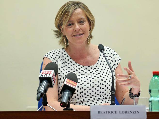 beatrice lorenzin indossa attesa maternity